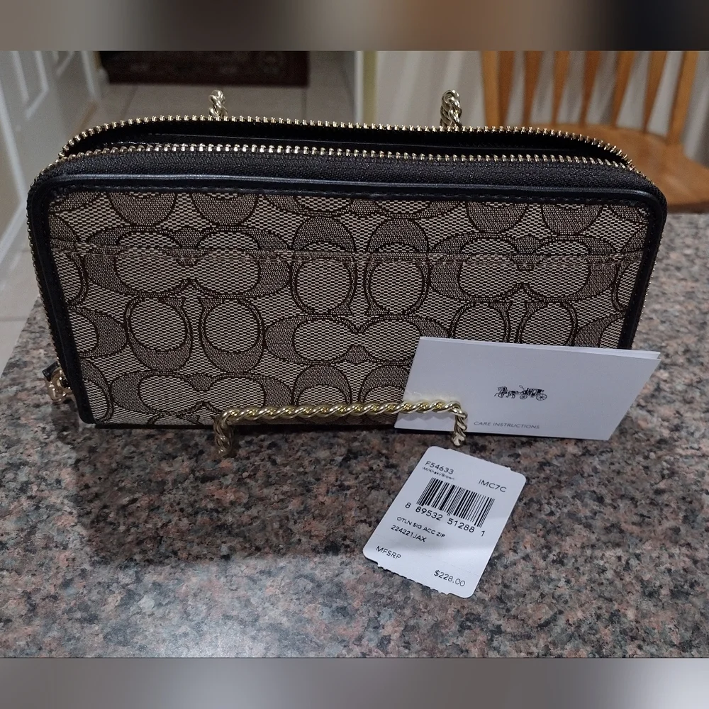 NWT Coach SiG C C Zip  around Wallet